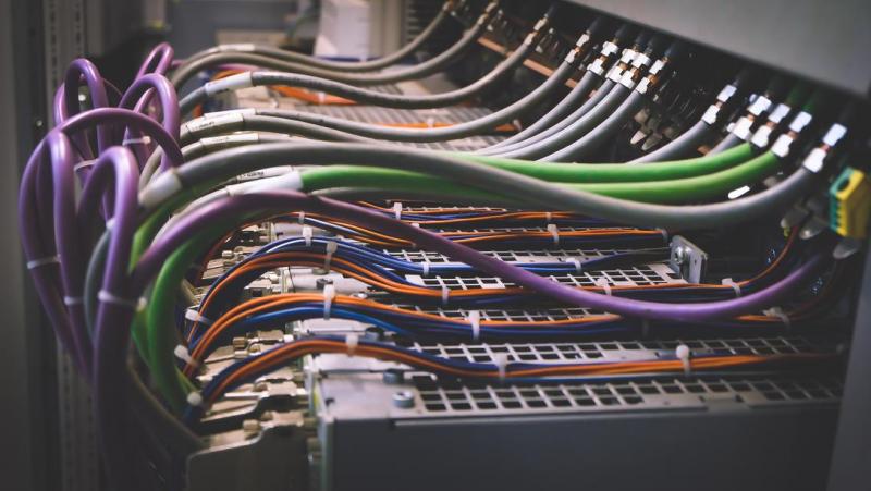 C&acirc;blage ou Wi-Fi professionnel, quelle base choisir pour un r&eacute;seau informatique fiable ?